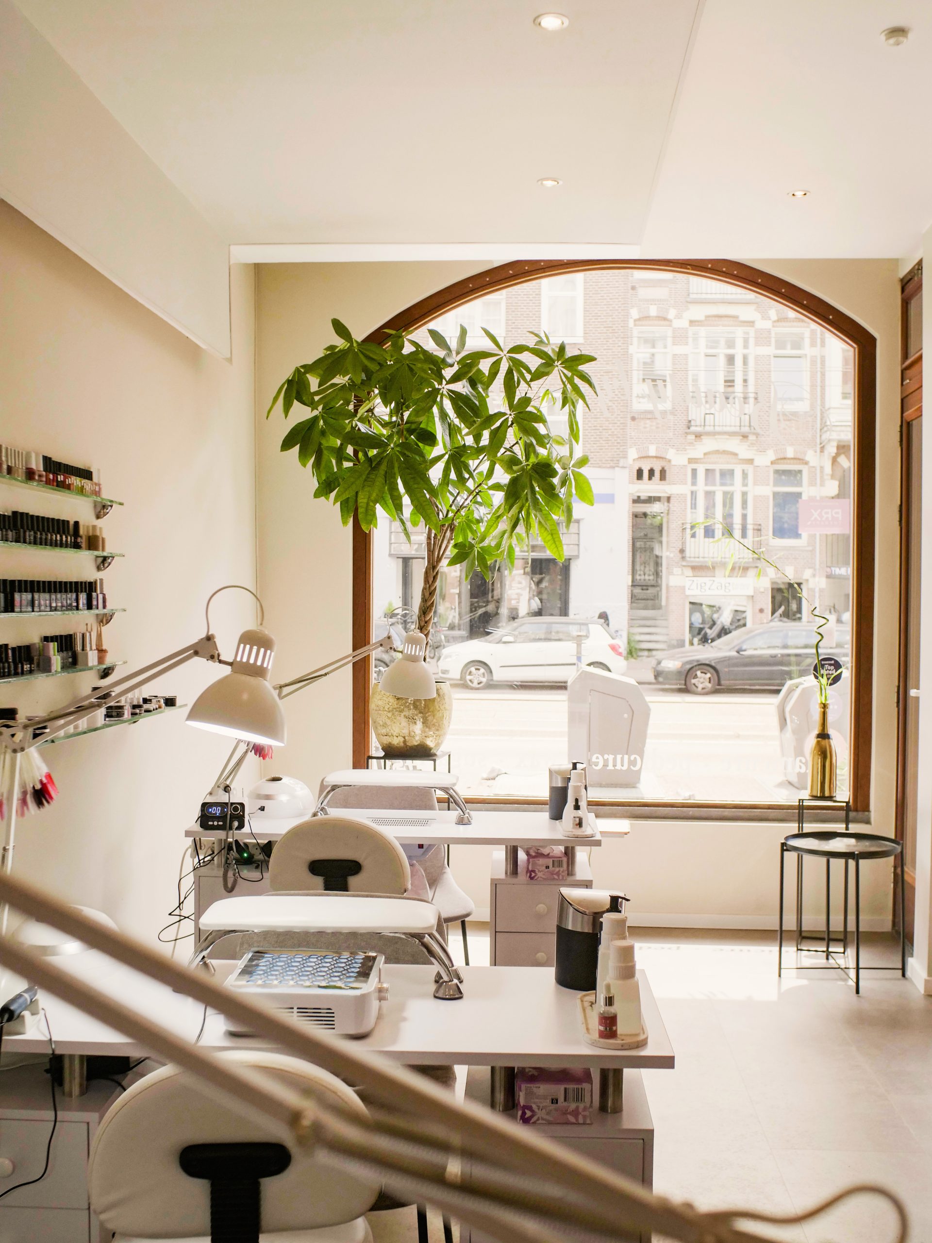 Binnen bij Beauty by Megan: manicuretafels bij het raam aan de Overtoom, Amsterdam West
