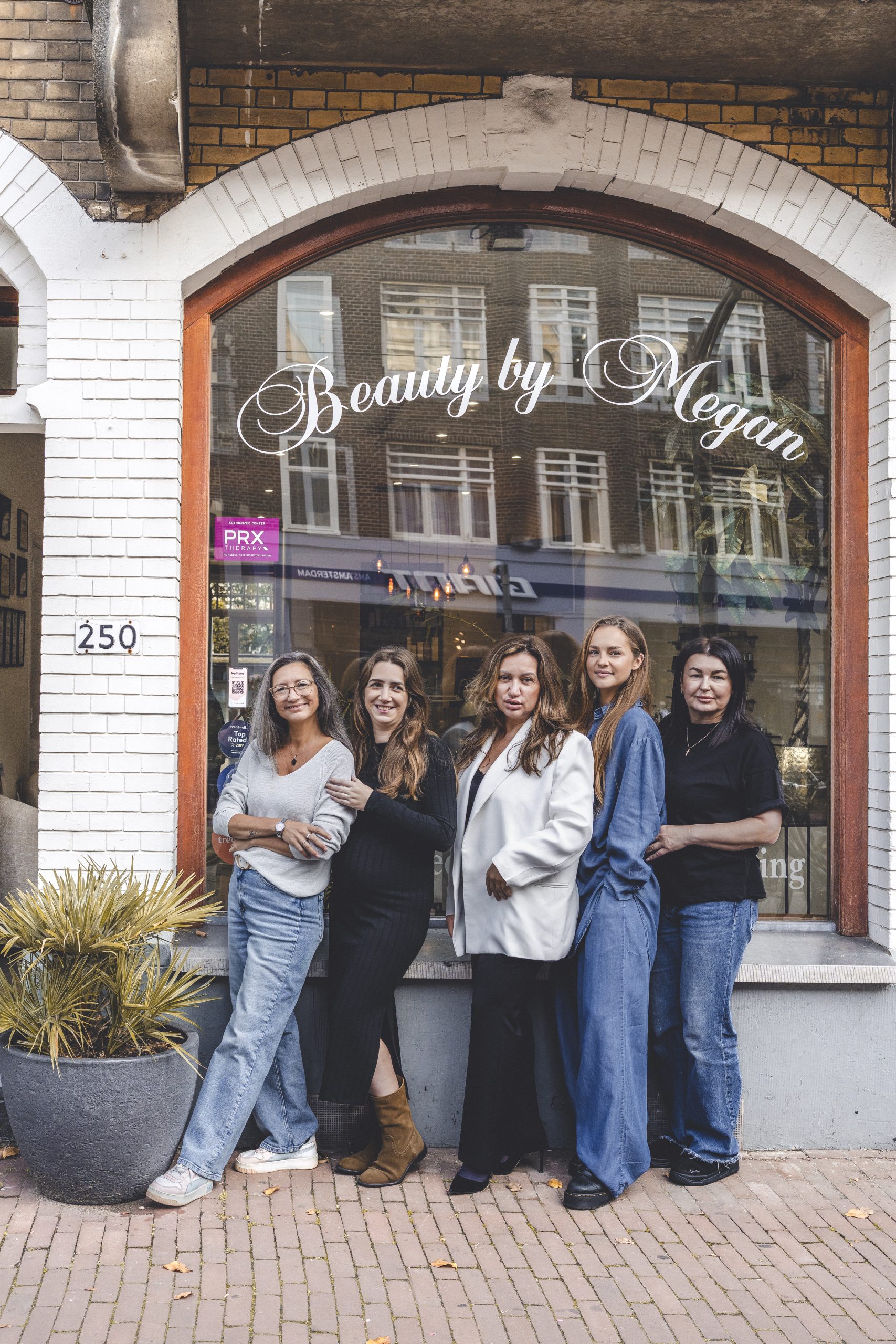 Het team van Beauty by Megan voor de salon